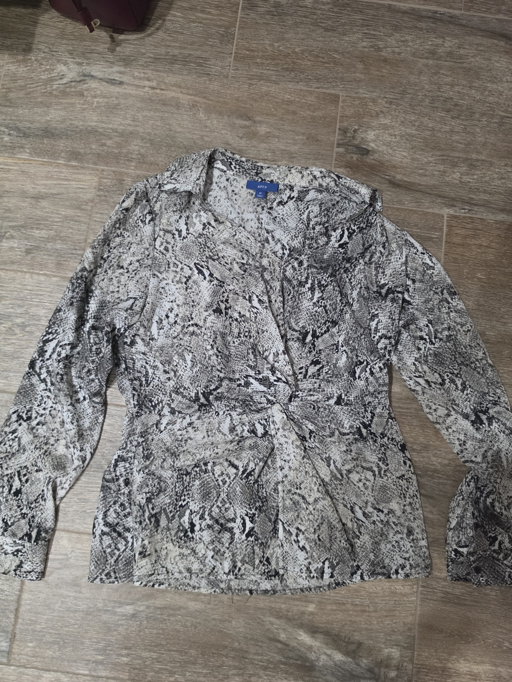 Apt. 9 Black and White Snake-Print Twist-Front Button Down Blouse Size Medium